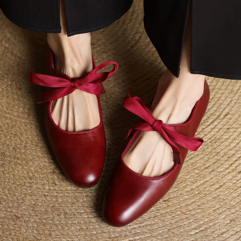 Zapatos de mujer en cuero con moño y punta redonda