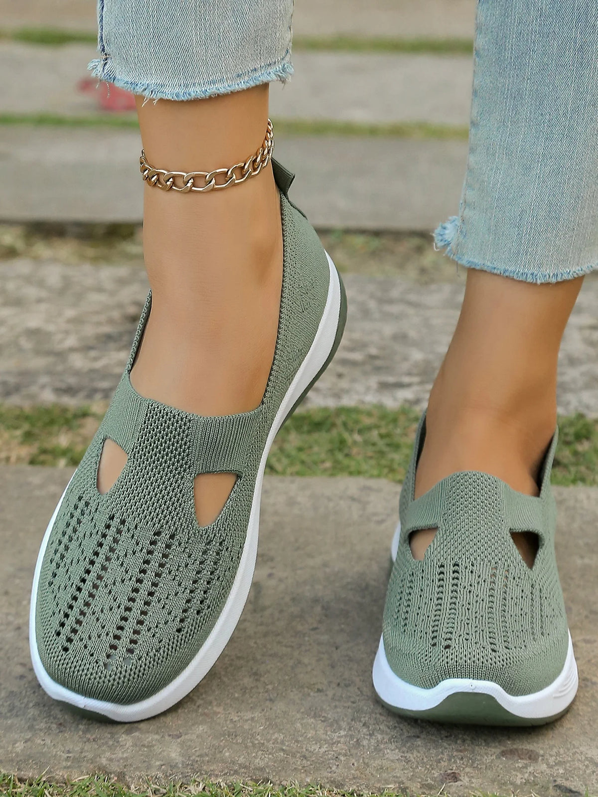 Zapatillas de tejido calado con cuña baja y punta redonda