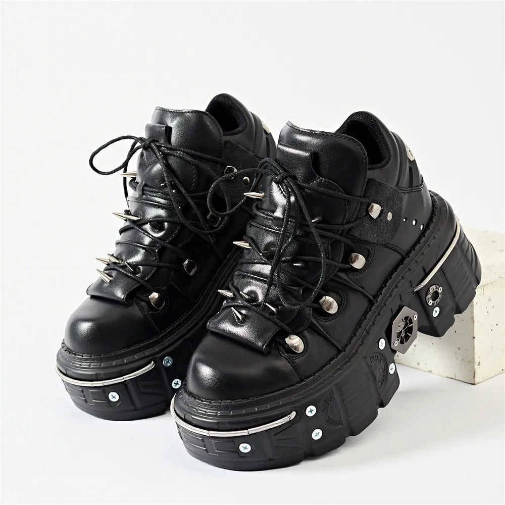 Botinetas punk acordonadas con plataforma y apliques