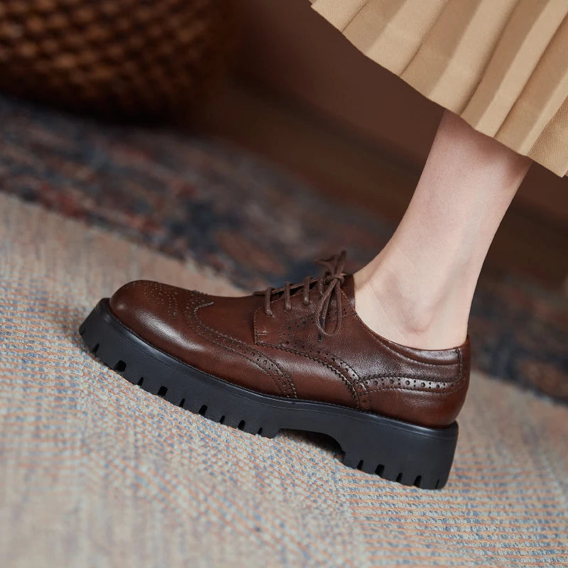 Zapatos Derby de mujer en cuero con plataforma y detalles brogue