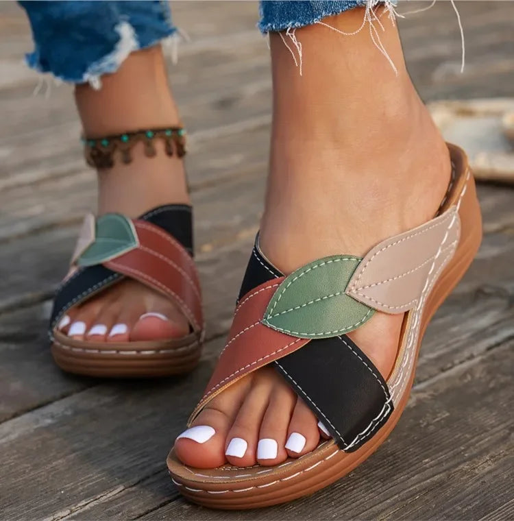 Sandalias de mujer con taco chino bajo y costuras
