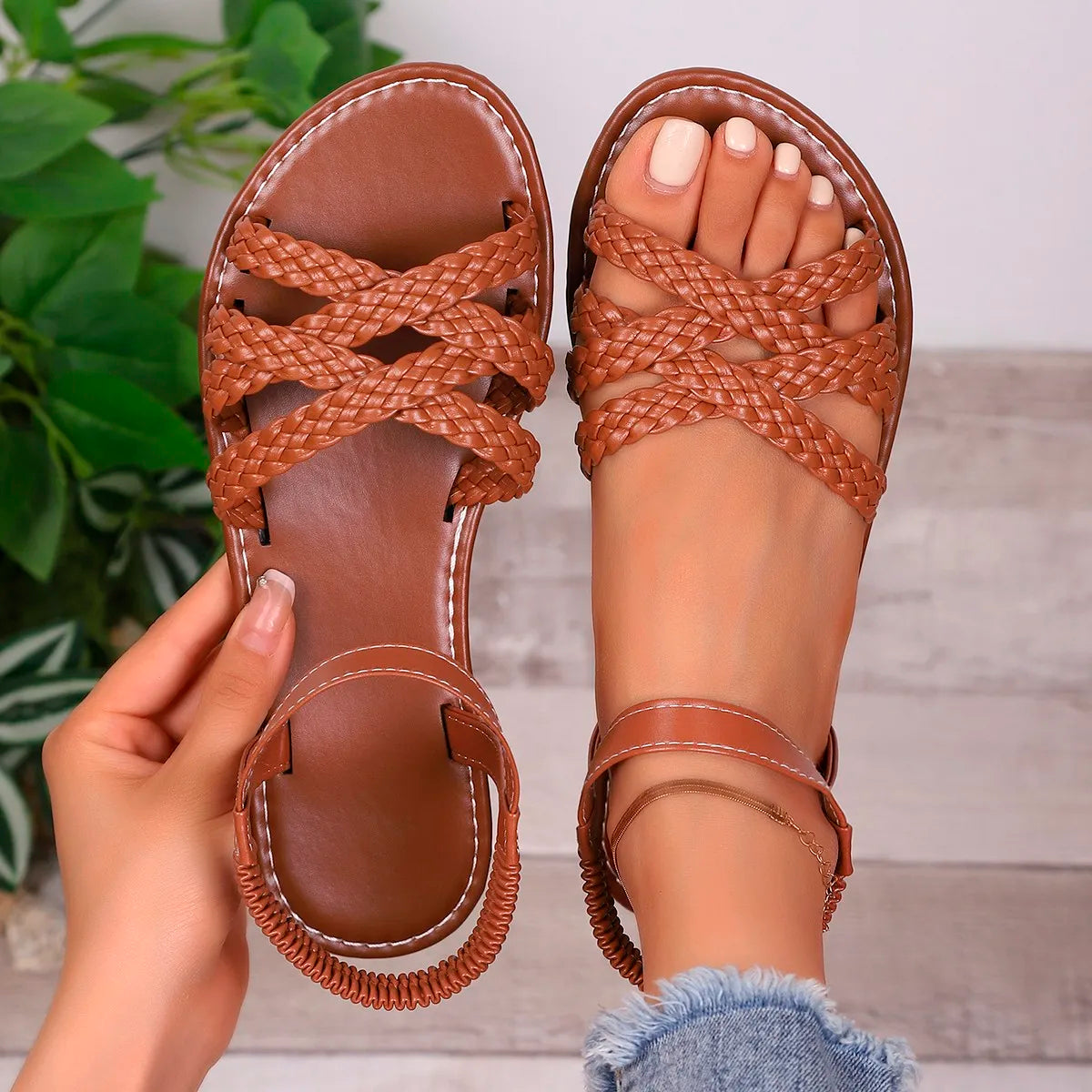 Sandalias de estilo romano con tira posterior y taco bajo