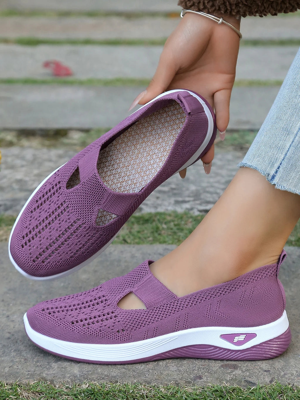 Zapatillas de tejido calado con cuña baja y punta redonda