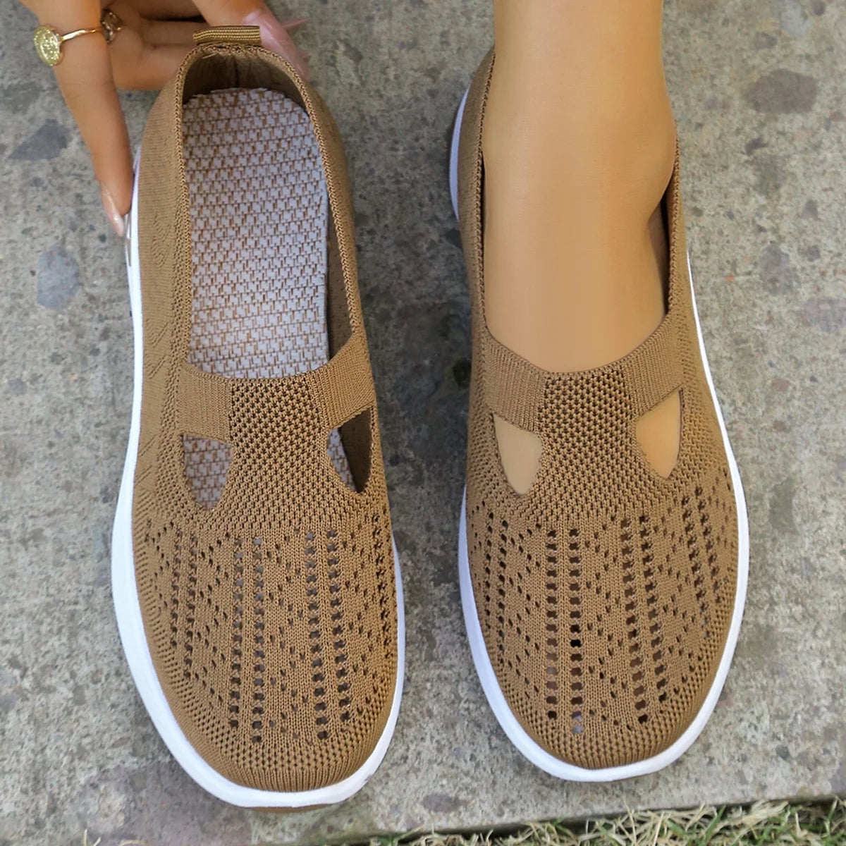 Zapatillas de tejido calado con cuña baja y punta redonda