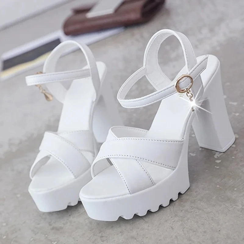 Sandalias de plataforma con taco chino alto y tiras cruzadas